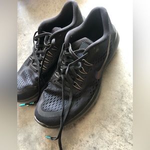 Blacked out women’s Nike shoes size 10